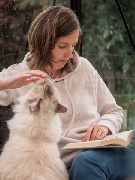 Felien leest een boek